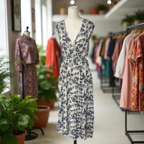 Free People Dresses & Skirts - FREE PEOPLE - V neck Midi Floral Short Sleeves Dress